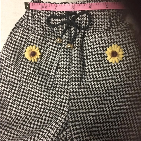 Houndstooth print Girls  pants with Daisies on 2 Front Pockets - Picture 2 of 3